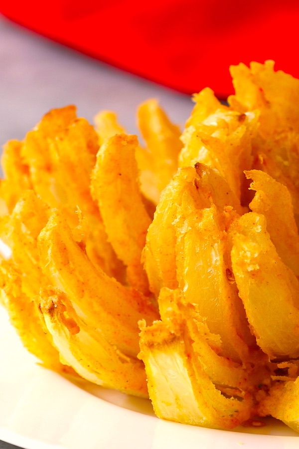 Blooming onion is a delicious and crispy appetizer, rivalling Outback Steak bloomin onion ! Learn how to make a blooming onion so that it has the awesome blossom presentation.