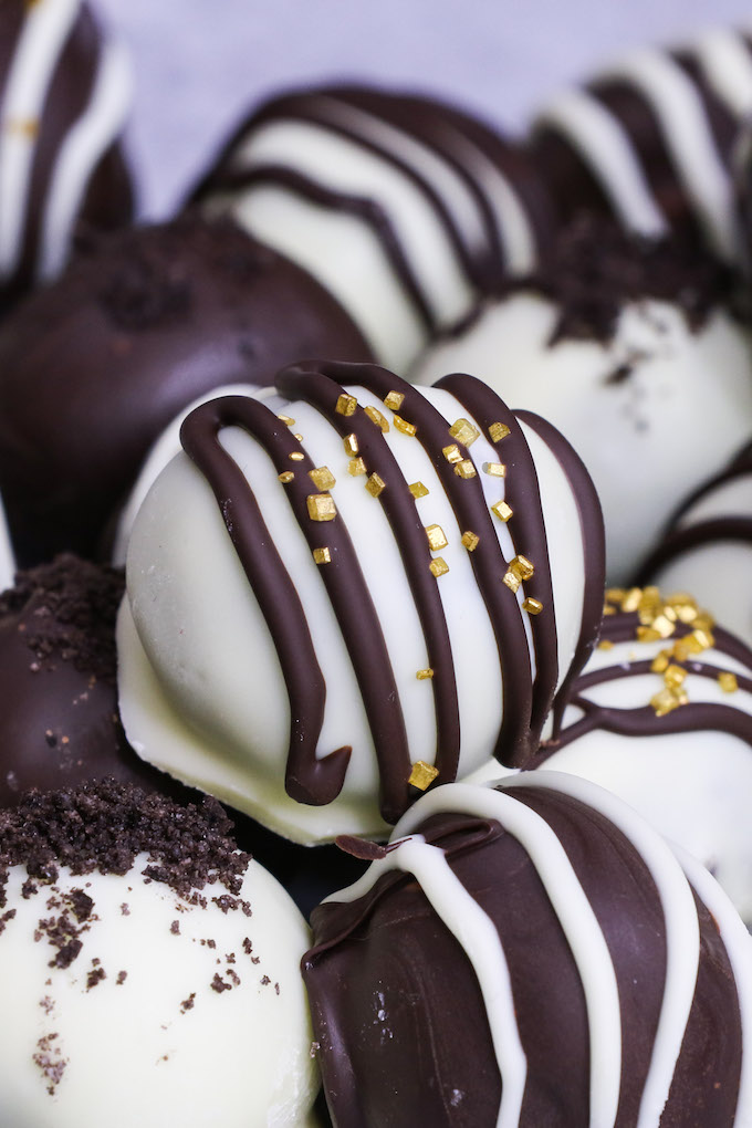 Oreo Cookie Balls are an easy bite-sized no-bake treat: crushed oreo cookies are mixed with cream cheese, and then these oreo balls are covered with chocolate. They are perfect dessert for holidays such as Christmas!