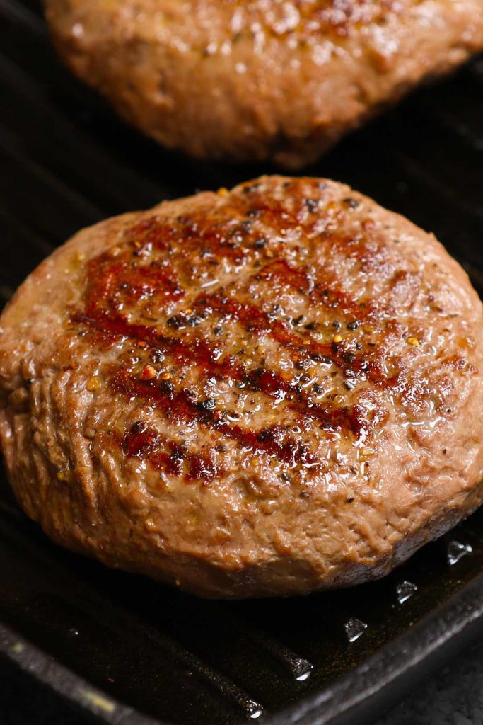 Marcas de parrilla perfectas en la superficie de las hamburguesas después de sellarlas.