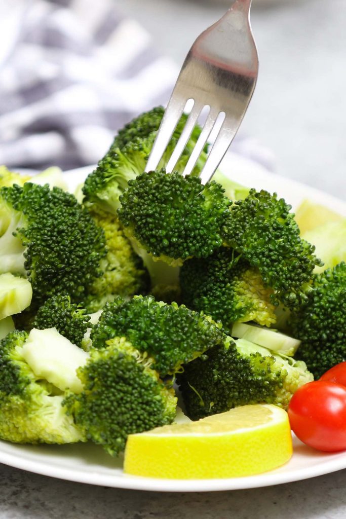 ¡Un método fácil y sin fallas para hacer brócoli perfecto cada vez! al vacío Broccoli es tierno y ágil en el medio, y se mantiene verde vibrante. Además de muchas ideas de condimentos que puedes agregar. #SousVideBrócoli #SousVideVegetal