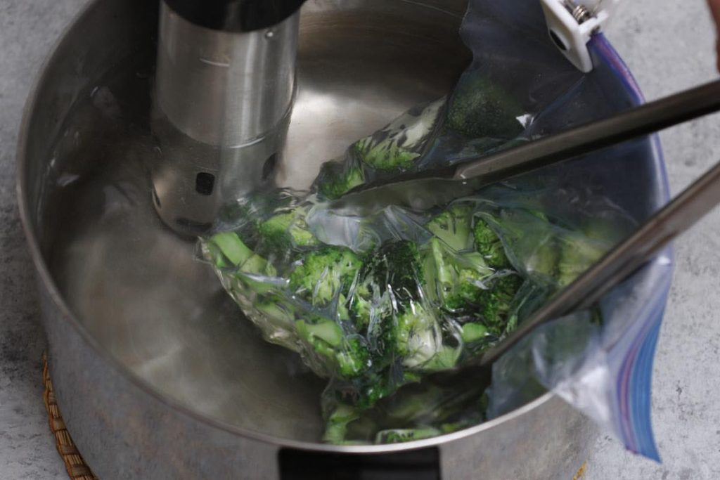 Cocinar al vacío los cogollos de brócoli en una olla. 