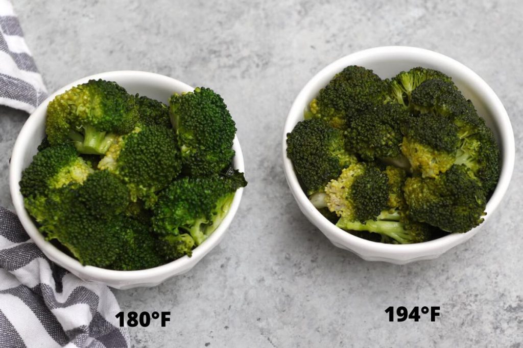 Foto que muestra la diferencia del brócoli al vacío cocinado a diferentes temperaturas. (180 F frente a 194 F)