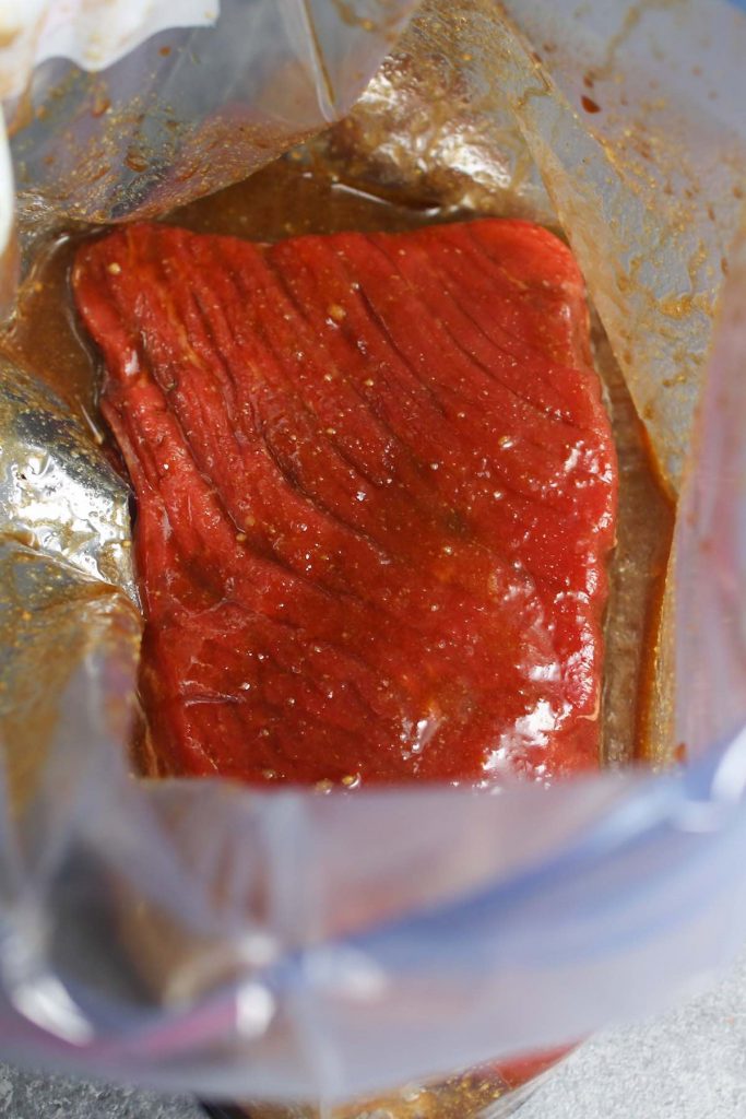 Marinar un filete redondo superior en una bolsa con cierre hermético.
