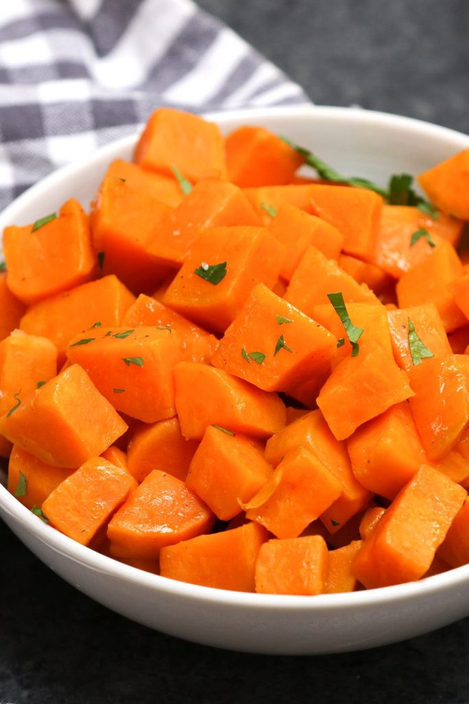 sladké brambory Sous Vide jsou nejchutnější a výživnější vegetarián vůbec! Jsou nadýchané, sladké a pokaždé dokonale vycházejí! Tato jednoduchá příloha recept trvá několik minut na přípravu, pak sous vide stroj bude dělat zbytek práce a vařit sladké brambory k dokonalosti. #Sousvidesweetbrambory