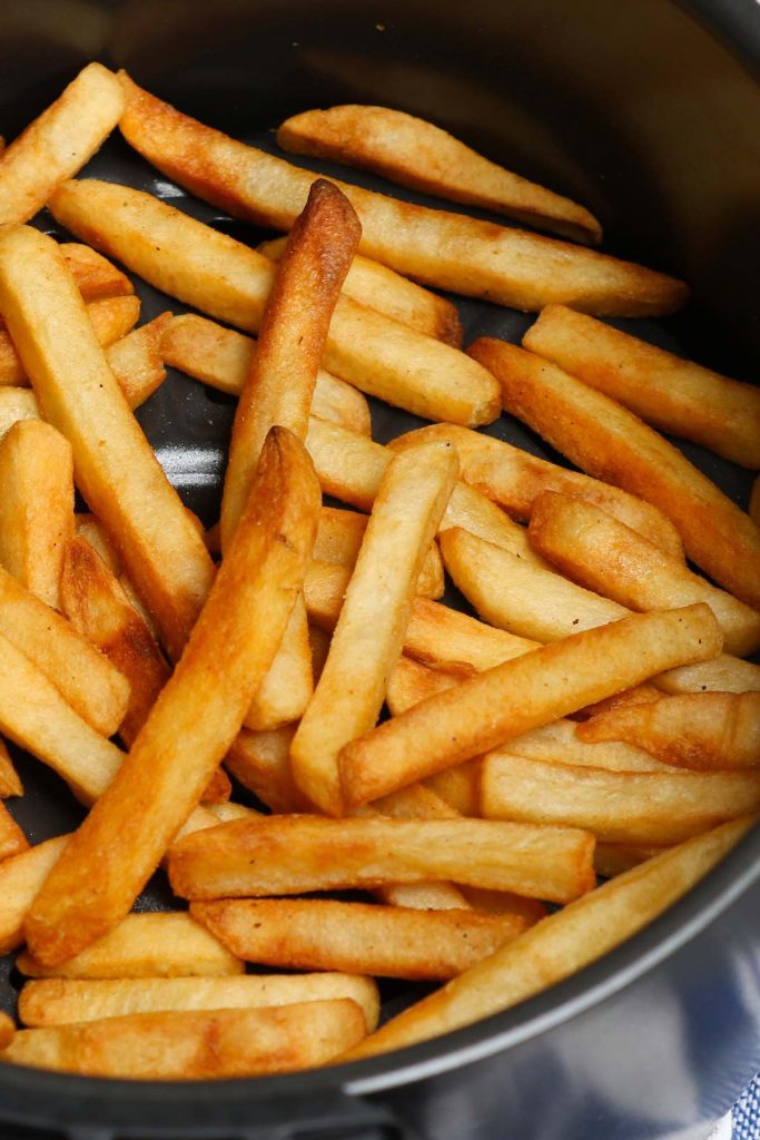  C'est la MEILLEURE façon de faire cuire des frites surgelées dans la friteuse à air! Il est si parfaitement doré et croustillant à l'extérieur et moelleux et tendre à l'intérieur. Trempez dans votre sauce préférée et le résultat est toujours incroyable! #AirFryerFrozenFrenchFries #AirFryerFries 