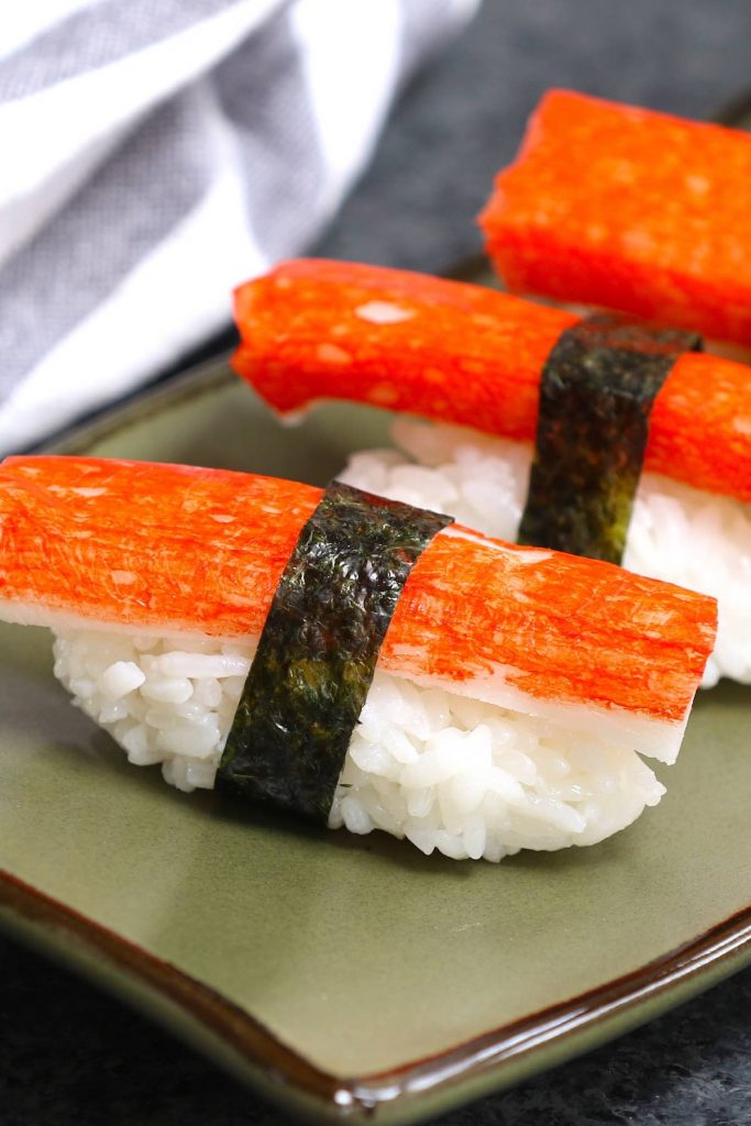 Kanikama nigiri se valí na japonském talíři.