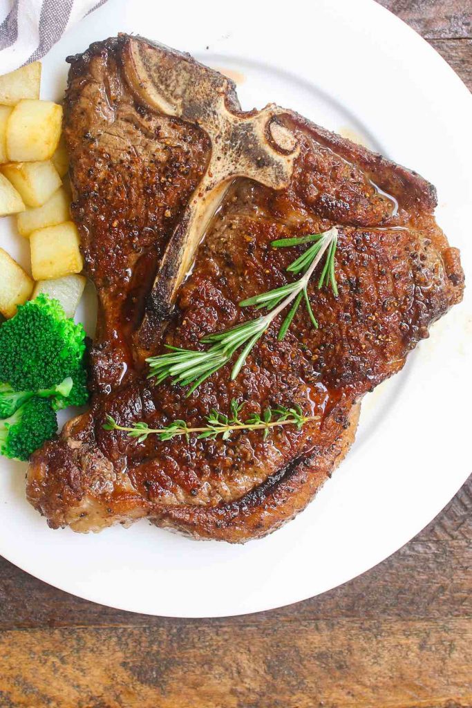 al vacío T-bone Steak es una receta infalible para cocinar este corte especial de carne, haciéndolo perfectamente tierno, jugoso y sabroso. Cocinarlo a una temperatura precisa al baño maría al vacío y terminar en la sartén produce el mejor chuletón. ¡Es mejor que tu asador favorito! #SousVideTbone #SousVideTboneSteak #SousVideSteak