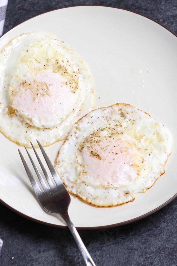 Over-medium eggs are a beautiful thing. The whites are just firm enough on the outside to hold a slightly runny, golden yolk that oozes deliciousness. And with a few tips, you too can learn how to fry an over-medium egg perfectly every time! It takes only 5 minutes and it’s so easy to make! #OverMediumEggs #HowToMakeOverMediumEggs #HowToCookOverMediumEggs