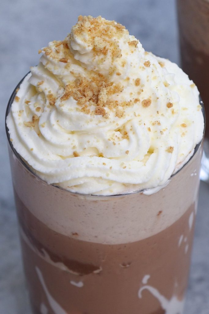 Bring your favorite coffee shop drink home! This copycat Starbucks S’mores Frappuccino is creamy, chocolatey, and full of marshmallow, coffee, and graham crackers flavor. Made with a few simple ingredients, it gives you all the summer refreshing taste of the Starbucks Campfire Smores Frap at the fraction of the price! #SmoresFrap #StarbucksSmoresFrap #SmoresFrappuccino