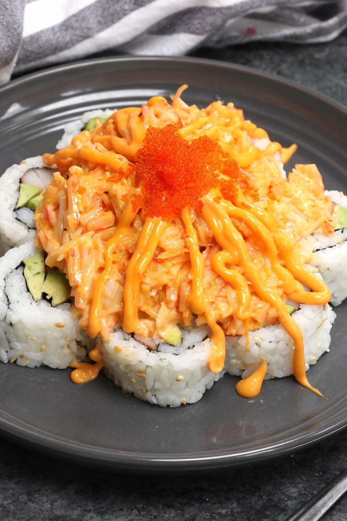 Il Volcano Roll è altamente coinvolgente e ti lascerà a bocca aperta! È fatto con frutti di mare, avocado e cetrioli arrotolati in un foglio di alghe e riso per sushi, con una guarnizione di lava piccante incredibilmente deliziosa. Questa ricetta è facile da fare e condividerò con voi i segreti su come fare un'appetitosa insalata di granchio con la lava topping! #VolcanoRoll #VolcanoRollSushi