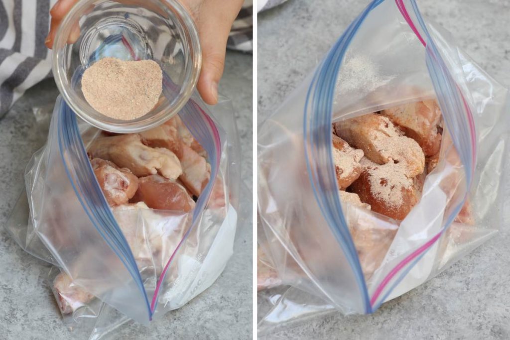 Collage de fotos que muestra la adición de especias sobre las alitas de pollo en una bolsa con cierre hermético.