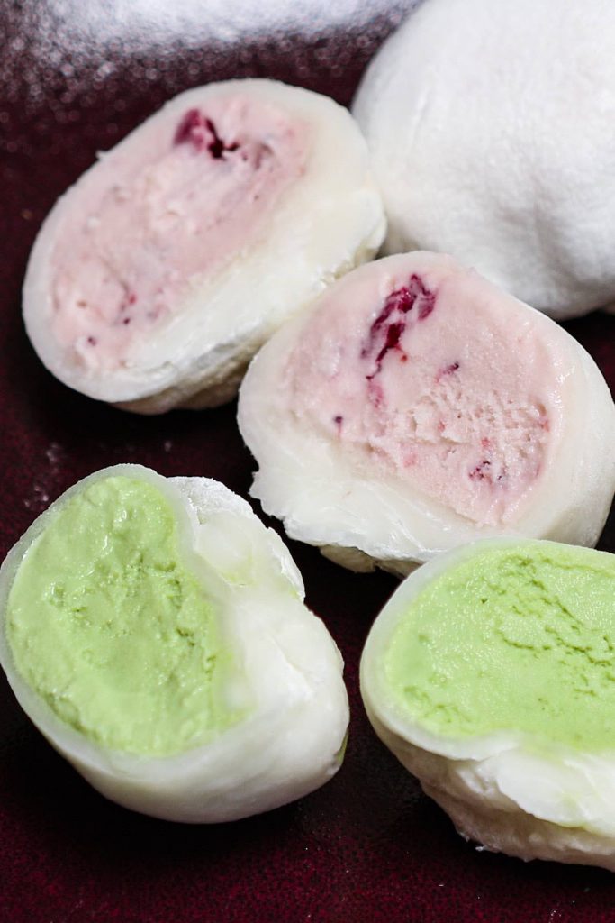 餅アイスクリーム–滑らかで枕のような餅生地で包まれた甘くてクリーミーなアイスクリーム！ それはあなたの口の中に浮かんで消えます！ この簡単な日本のデザートのレシピは、異なる味と最もおいしいと可憐なアイスクリーム餅ボールのバッチを作ります。 イチゴ、緑茶抹茶、またはチョコレートを試してみてください！ #MochiIceCream#Mochi