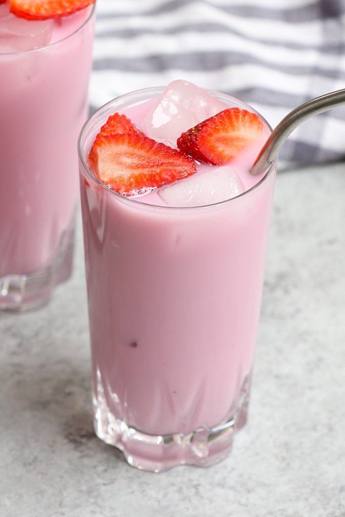Make Starbucks’ super-popular Pink Drink at home! This copycat recipe is a real deal and you can easily customize it to your preferred level of sweetness. The best part? The homemade pink drink recipe uses fresh strawberries to make it even more flavorful and healthier! #PinkDrink #PinkDrinkStarbucks #StarbucksStrawberryDrink