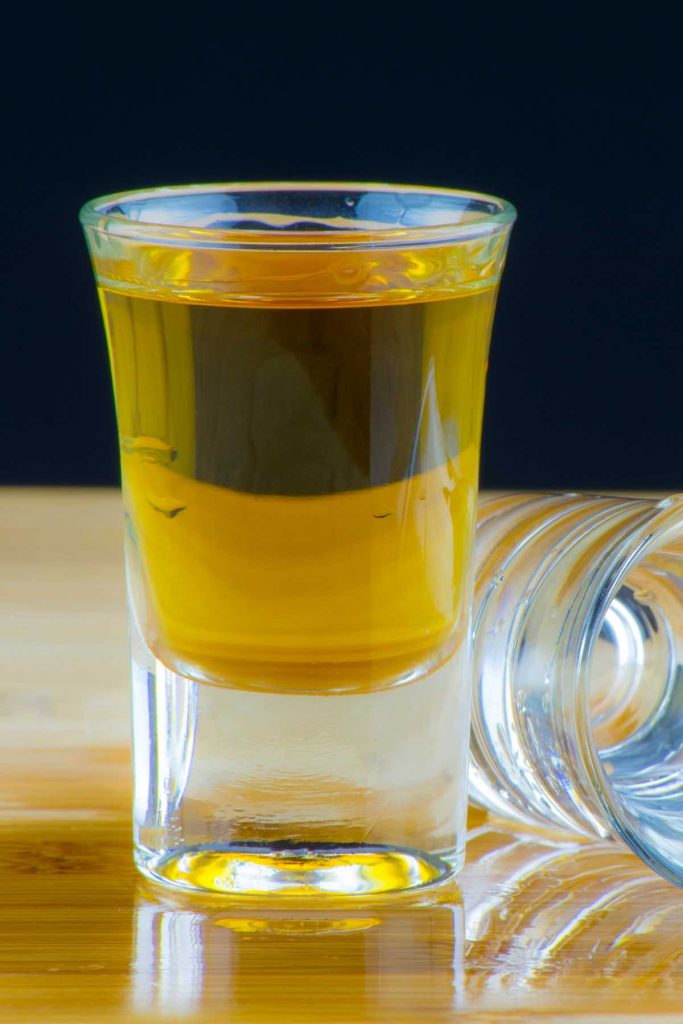 Ein Schnapsglas ist ein kleines Glas zur Messung von Alkohol. Genaue Messung von a 