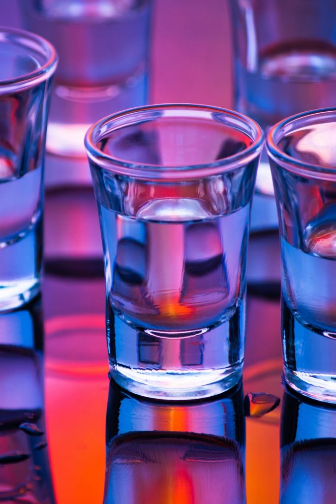 Ein Schnapsglas ist ein kleines Glas, das zum Messen (oder Halten) von Alkohol bestimmt ist. Genaue Messung a 