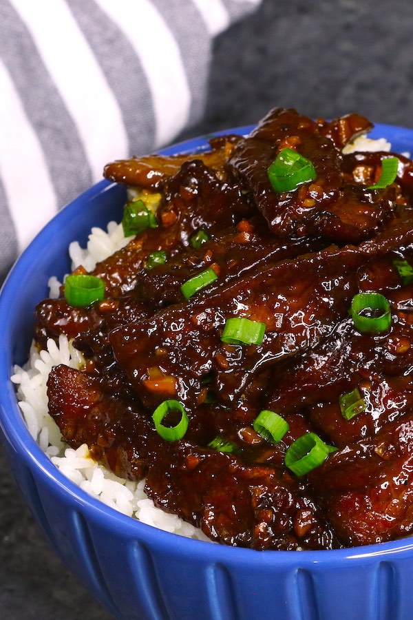 Beef Stir Fry that’s full of flavor and loaded with tender and juicy beef with garlic and ginger. It’s simple and easy to make and takes only 20 minutes. #BeefStirFry