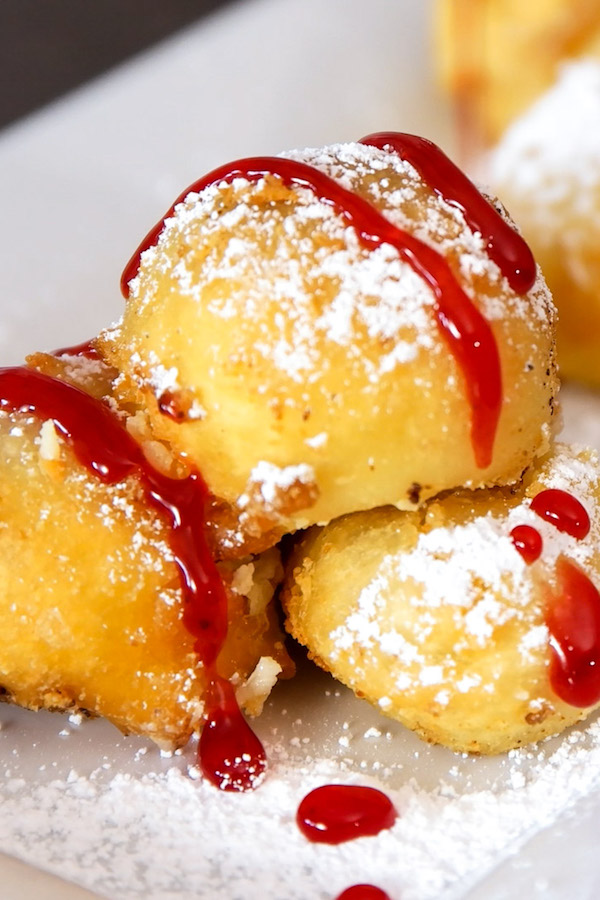 Crispy & Creamy Fried Cheesecake – Crispy outside and creamy inside! you can’t resist this delicious dessert made with your favorite frozen or leftover cheesecake. It only requires a few simple ingredients: flour, baking powder, salt, sugar, milk and oil. So good! Quick and easy recipe. No bake dessert. Vegetarian. Video recipe. | izzycooking.com #friedCheesecake