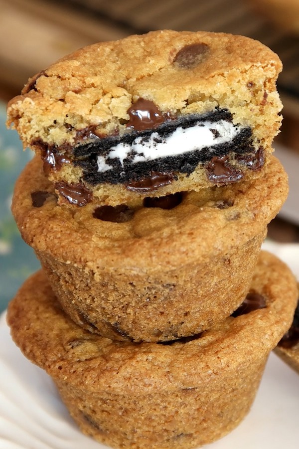 Oreo Chocolate Chip Cookies – The BEST soft and chewy chocolate chip cookies stuffed with moist Oreos! They take less than 30 minutes to make and all you need is your favorite chocolate chip cookie dough and Oreos! So simple and so delicious! It’s great for snack, parties, or dessert! Video recipe. | izzycooking.com #OreoStuffedChocolateChipCookies #OreoChocolateChipCookies