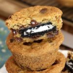 Oreo Chocolate Chip Cookies – The BEST soft and chewy chocolate chip cookies stuffed with moist Oreos! They take less than 30 minutes to make and all you need is your favorite chocolate chip cookie dough and Oreos! So simple and so delicious! It’s great for snack, parties, or dessert! Video recipe. | izzycooking.com #OreoStuffedChocolateChipCookies #OreoChocolateChipCookies