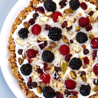 Healthy Breakfast Pie that’s easy to make with a few simple ingredients: granola, peanut butter, almonds, cinnamon, yogurt, berries and nuts. A great vegetarian breakfast or brunch idea.