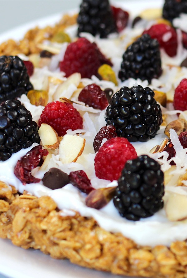Healthy Breakfast Pie that’s easy to make with a few simple ingredients: granola, peanut butter, almonds, cinnamon, yogurt, berries and nuts. A great vegetarian breakfast or brunch idea.