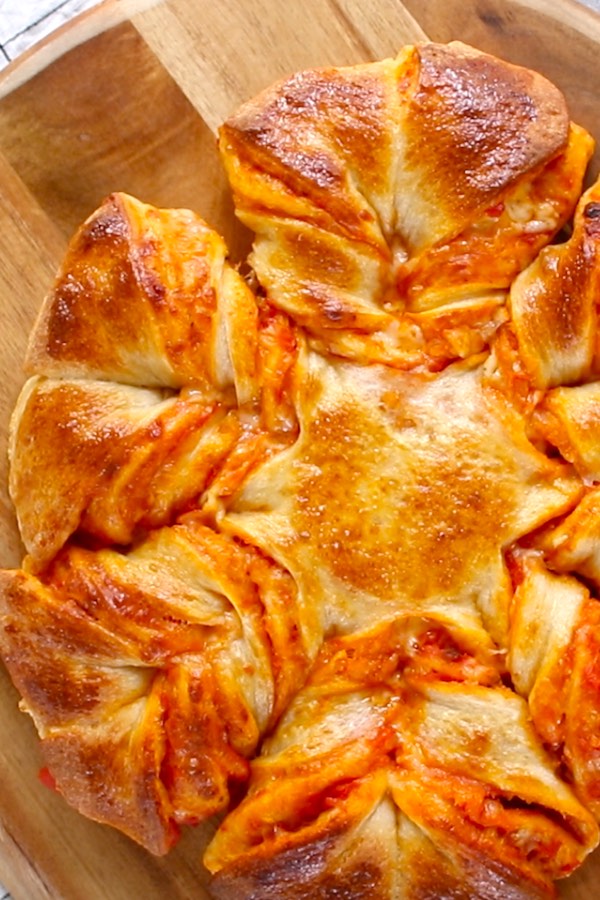 Pull Apart Pizza Bread -Delicious and cheesy pull-apart pizza in a star shape! A comfort food that you can serve as a party or game day appetizer with lots of fun. So good!