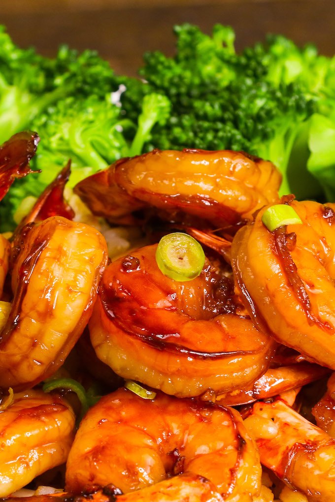 Sriracha Shrimp is sweet and spicy, packed with flavors and made with the easiest, and most delicious sriracha sauce! 
