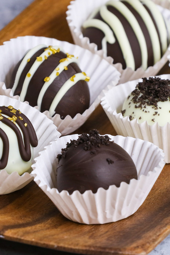 Oreo Cookie Balls are a 3-ingredient no-bake treat made with crushed oreo cookies, cream cheese and chocolate.  It’s so easy to make and looks like chocolate truffles.