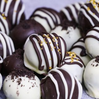 o Cookie Balls are a creamy and rich bite-sized no-bake treat: crushed oreo cookies are mixed with cream cheese, and then these oreo balls are coated with melted chocolate. Only 3 ingredients! They are easy dessert for holidays such as Christmas!