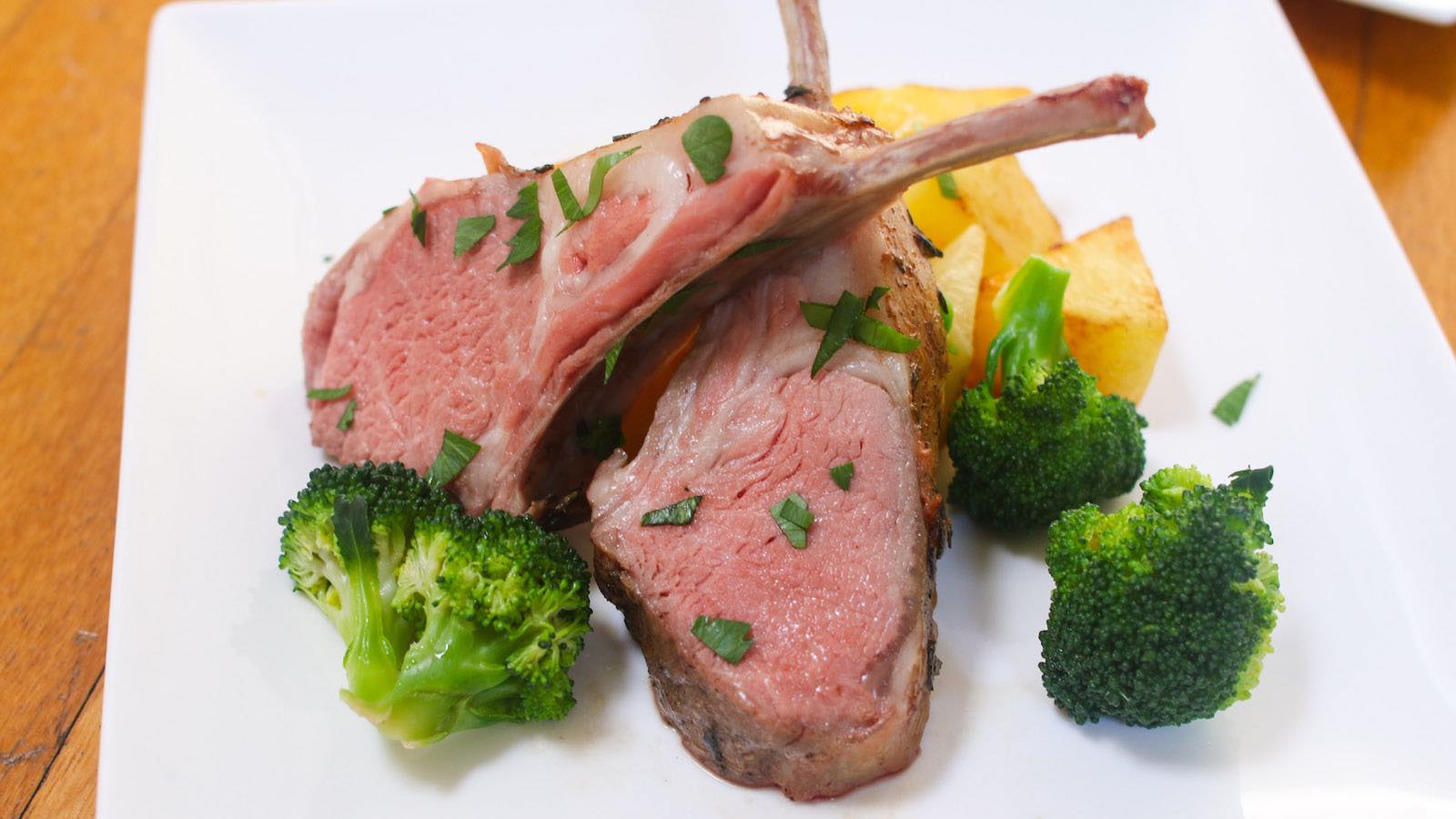 Pearly Den sandsynlige Kilauea Mountain Sous Vide Rack of Lamb with Garlic & Herbs