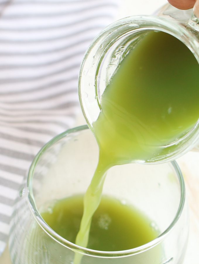 Celery juice is a trendy detox drink that’s sweeping social media. This diet calls for drinking 16 ounces of the juice on an empty stomach to fully enjoy the health benefits. How to make celery juice? Can it help you to lose weight or improve your skin? What are the key side effects? In this post, I will share with you a balanced view of this diet.