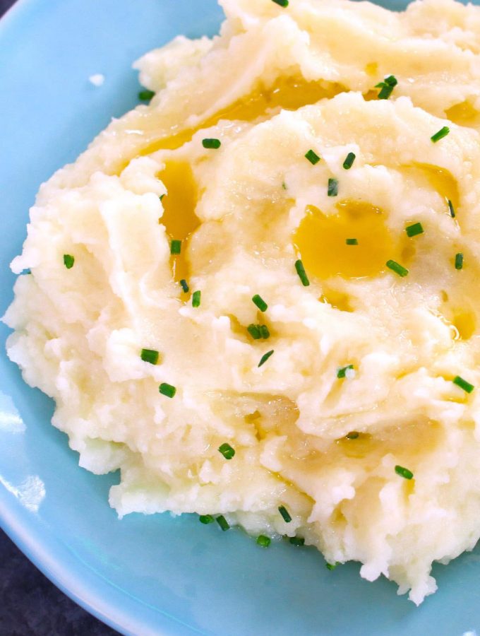 Sous Vide Mashed Potatoes are perfectly rich and creamy, full of buttery and garlicky flavor. This is my all-time favorite side dish recipe and always a crowd fave! Unlike boiling potatoes in water, the sous vide method produces richer and more intense puree by immersing the potatoes in the buttery goodness during cooking, soaking up all the flavors! #SousVideMashedPotatoes