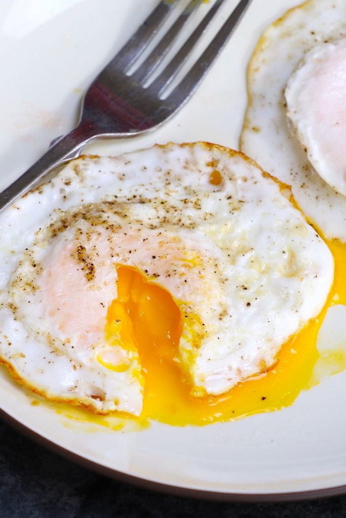 Over-medium eggs are a beautiful thing. The whites are just firm enough on the outside to hold a slightly runny, golden yolk that oozes deliciousness. And with a few tips, you too can learn how to fry an over-medium egg perfectly every time! It takes only 5 minutes and it’s so easy to make! #OverMediumEggs #HowToMakeOverMediumEggs #HowToCookOverMediumEggs