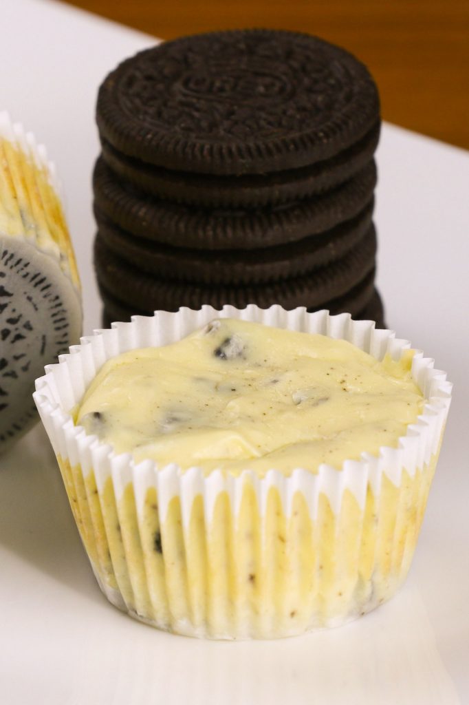 The most incredible Oreo Cheesecake Bites – creamy and smooth mini cheesecakes with Oreo crust at the bottom. I’ve included the detailed tips for you to make the best bite-size Oreo cheesecake cupcakes and they will be a perfect dessert at any party! #OreoCheesecakeBites #OreoCheesecakeCupcakes