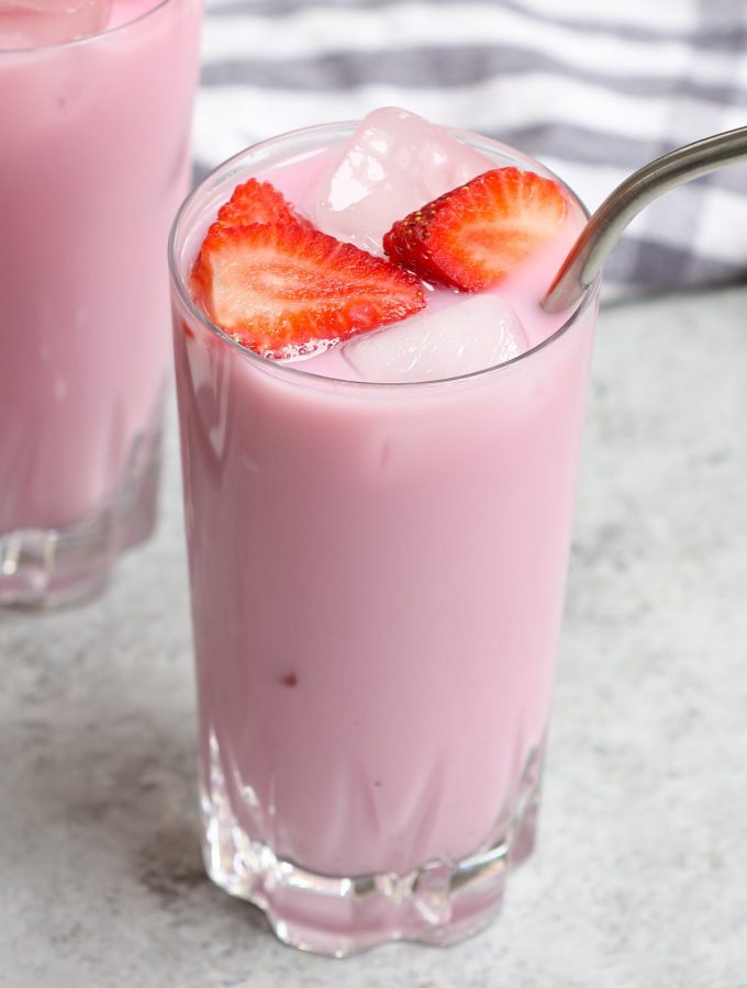 Make Starbucks’ super-popular Pink Drink at home! This copycat recipe is a real deal and you can easily customize it to your preferred level of sweetness. The best part? The homemade pink drink recipe uses fresh strawberries to make it even more flavorful and healthier! #PinkDrink #PinkDrinkStarbucks #StarbucksStrawberryDrink