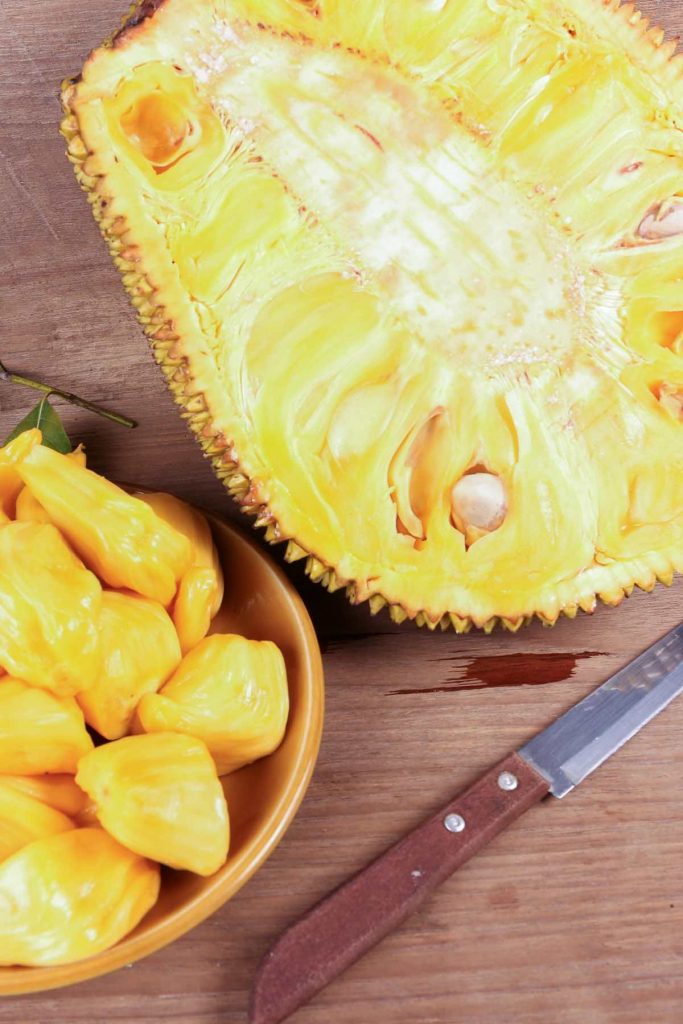 Photo showing how to cut fresh jackfruit.