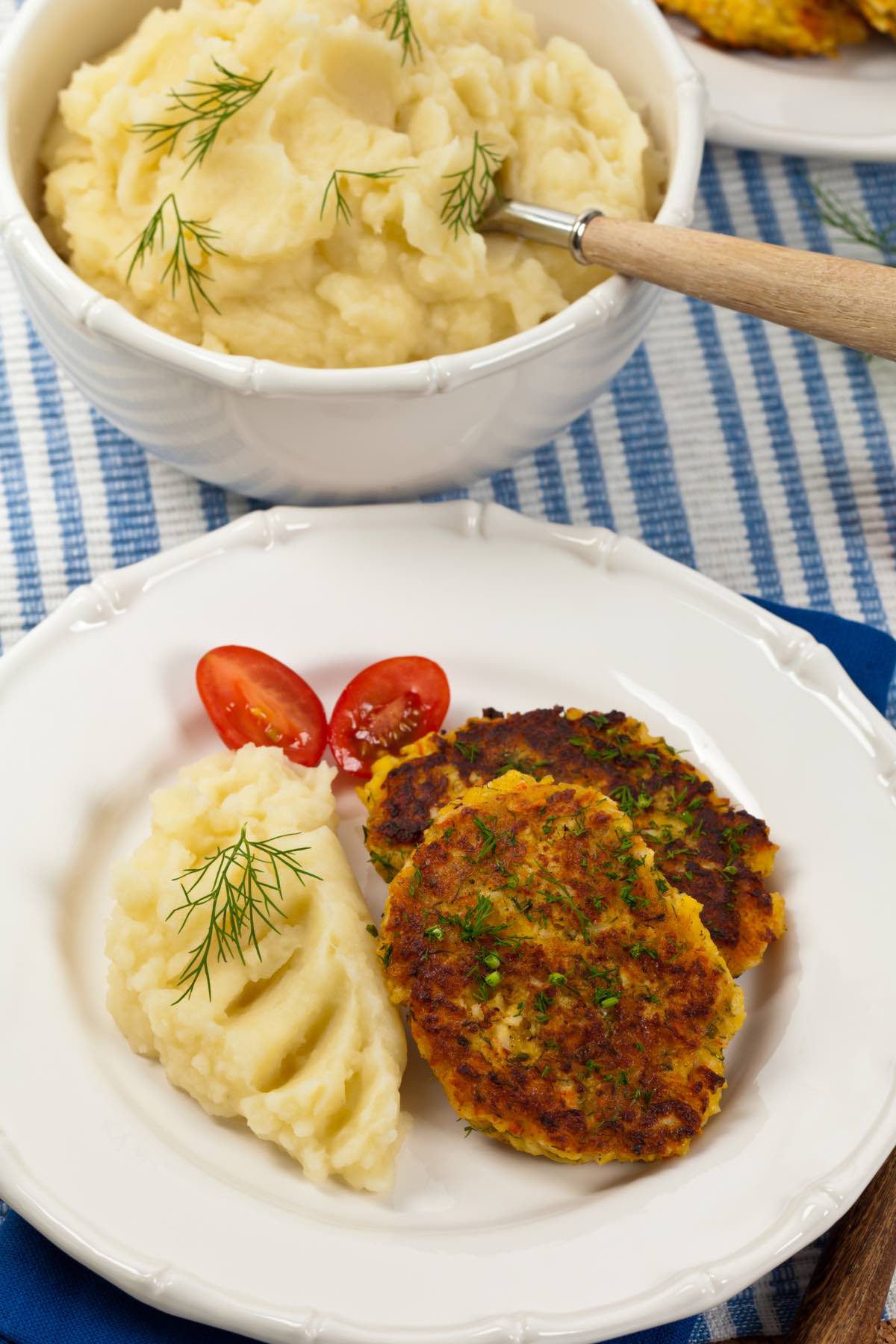 krabba kakor är laddade med saftiga krabba bitar och färska smaker. Oavsett om du bakar, grillar, friterar eller sauterar denna Maryland-stapelmat, kan du inte glömma sidorna. Lyckligtvis är krabbkakor mycket mångsidiga, och du kan enkelt para dem med pasta, grönsaker, sallad och mer. Dessa är några av våra go-to krabba tårta sidor-perfekt för frukost, brunch, och snacks!