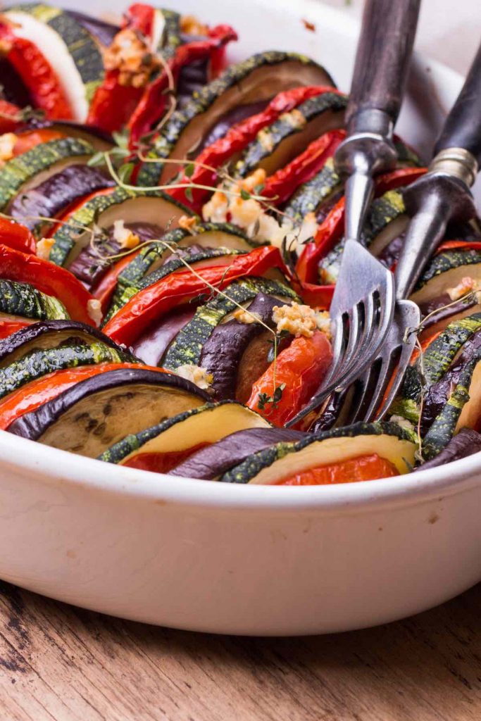 Stuffed peppers are comfort food everyone loves. From ground beef to rice to veggies, the stuffing can easily be adapted to anyone’s dietary preferences (such as low-carb, gluten-free, or Keto).  We’ve collected 15 best side dishes to serve with stuffed peppers to quickly take this easy meal one step further.