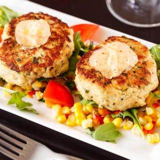 gemakkelijk remoulade saus die u kunt serveren met krab cakes!