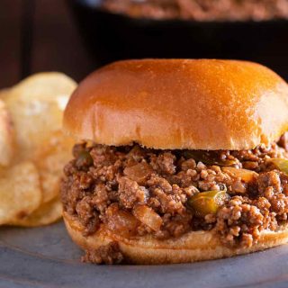 Salsa di frutta è una ricetta semplice e veloce contorno per Sloppy Joes. Si riunisce in pochissimo tempo, e si può è perfetto per una festa barbecue.