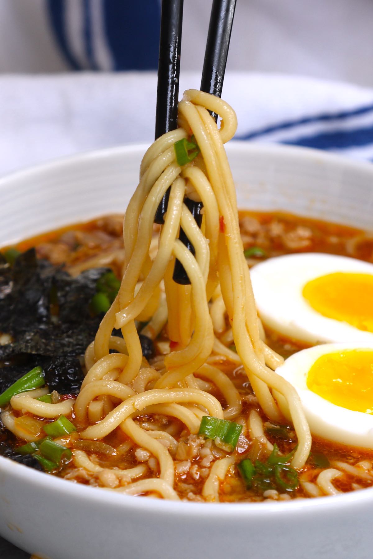  Ce ramen Miso épicé chaud et savoureux satisfera vos envies avec un bouillon de poulet savoureux, de copieuses nouilles ramen et des garnitures comme des œufs à la coque et des oignons verts. Vous pouvez facilement préparer ce délicieux ramen miso authentique à la maison en moins de 30 minutes – c'est encore mieux que celui du restaurant!