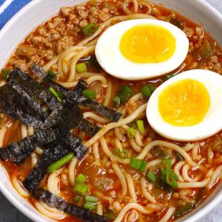 Este cálido y sabroso Ramen de Miso picante satisfará sus antojos con un sabroso caldo de pollo, abundantes fideos de ramen y aderezos como huevo cocido suave y cebollas verdes. Puedes preparar fácilmente este delicioso y auténtico ramen de miso en casa en menos de 30 minutos, ¡es incluso mejor que el del restaurante!