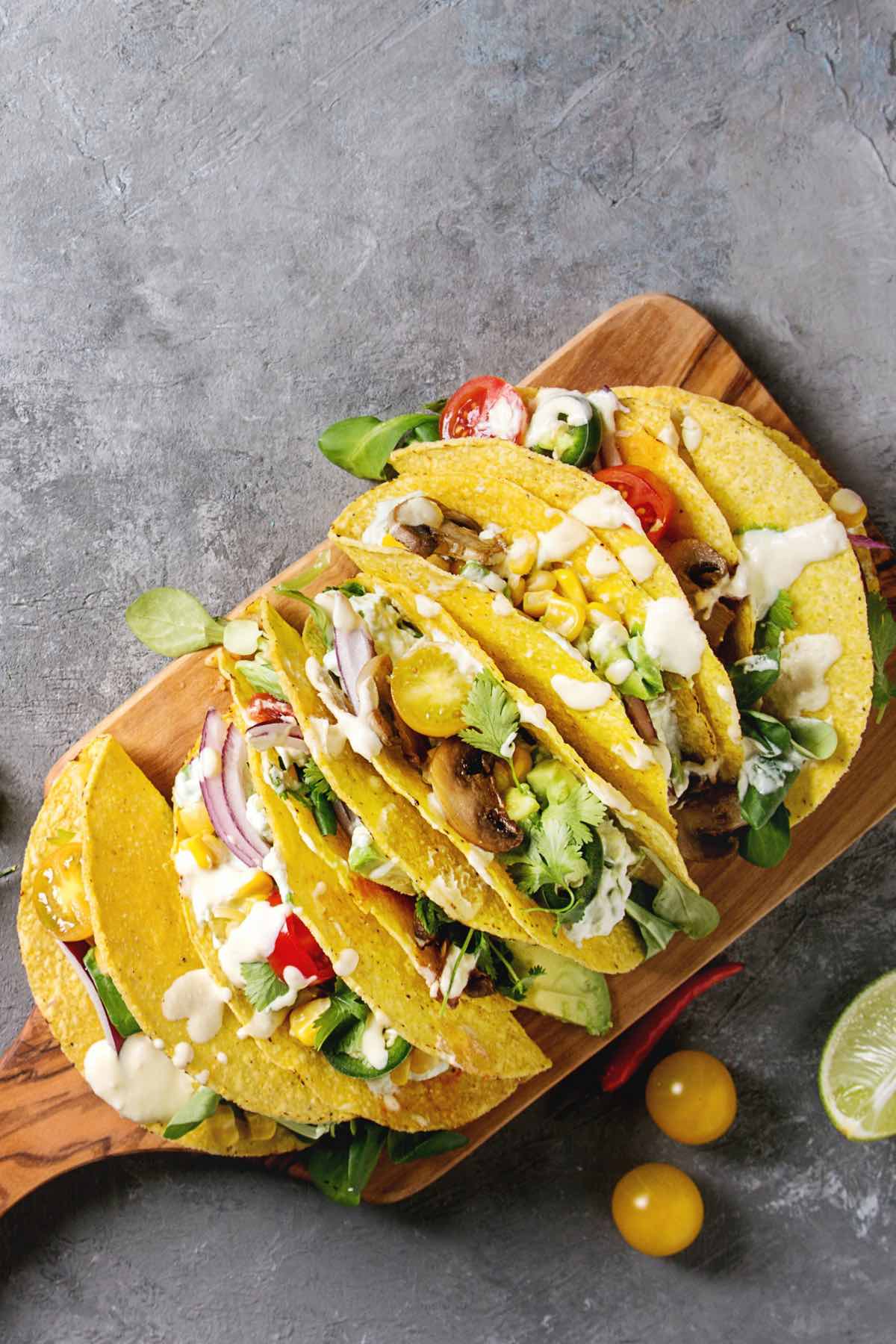  Hvem elsker ikke en god taco? Denne klassiske Meksikanske gatematen er en hit med folk i alle aldre og preferanser. Tro det eller ei, side retter kan gjøre eller ødelegge din taco natt-og det er så mange deilige sider å servere med tacos! Vi har dekket ulike siderett alternativer fra frukt, grønnsaker, salat, suppe, ris, sammen med taco topping ideer.