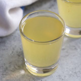 Apple Cider Vinegar Shots (aka. ACV Shots) are sweet and sour, with a ton of health benefits, as well as with weight loss. Here’s an easy recipe showing you how to make them at home.