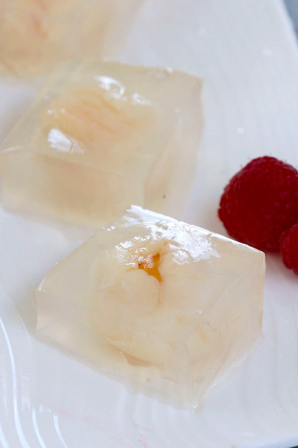  Lychee Jelly er en jiggly Kinesisk dessert, der er lavet med kokos vand, litchi frugter og agar agar. Disse dejlige veganske søde terninger er en dejlig godbid på en varm sommerdag. Du kan bruge gelatine til en ikke-vegansk mulighed. Føj det til din iste for et frugtagtigt alternativ til boba bubble tea!