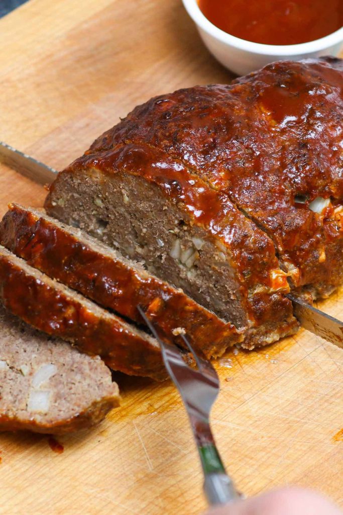 Who doesn’t like classic comforting meatloaf dinner? Sometimes the side dishes you serve with meatloaf are even more important than the actual main course! That’s what we’re going to discuss today – 18 best side dishes for an all-time favorite meatloaf meal. From vegetables, salads, potato and rice dishes and even Keto options, it’s time to get creative! 