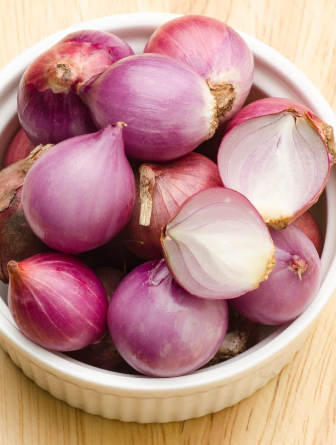 Need shallot for a recipe but forgot to buy it? Wondering whether you can substitute with regular onions or garlic? Today we’ll explore what are the best Shallot Substitutes you can use as a replacement.