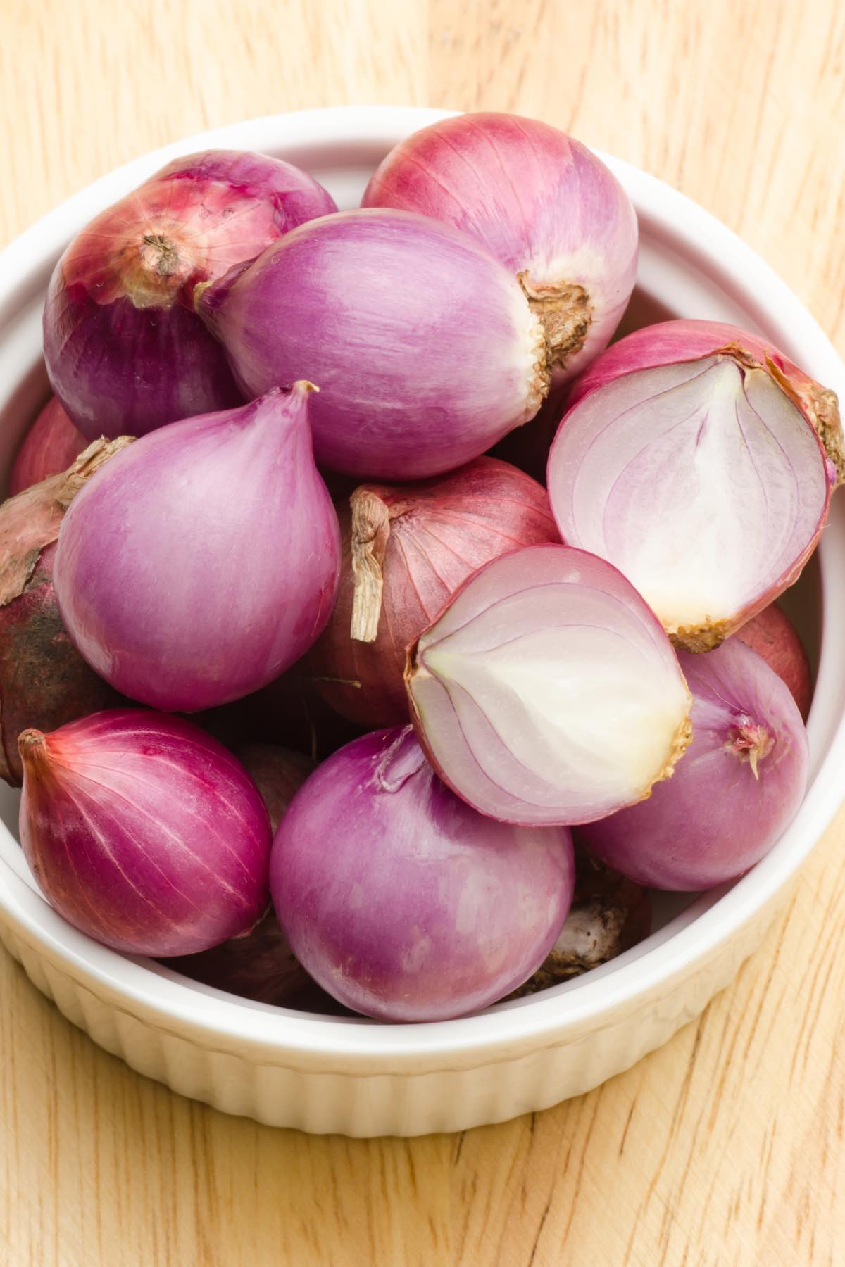 Need shallots for a recipe but forgot to buy them? Wondering whether you can substitute with regular onions or garlic? Today we’ll explore what are the best Shallot Substitutes you can use as a replacement.