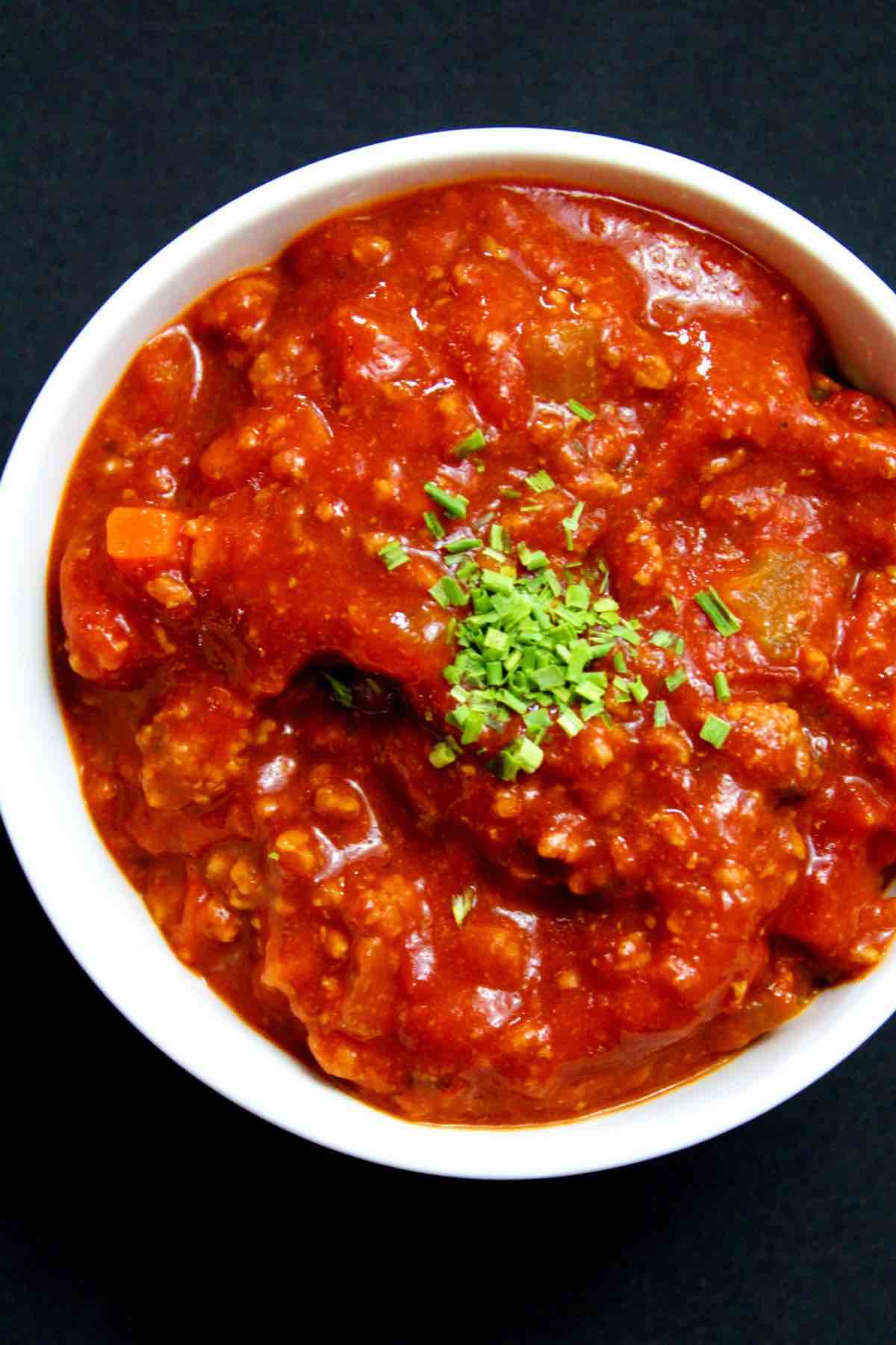 Lær at tykke Spaghetti Sauce som en pro! Hvis du finder dig selv med en vandig pastasauce, behøver du ikke smide den ud og starte forfra. Der er et par hurtige og enkle måder, du kan reducere din hjemmelavede italienske sauce for at gemme den. 