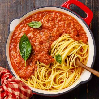 lär dig att tjockna Spagettisås som ett proffs! Om du befinner dig med en vattnig pastasås behöver du inte kasta ut den och börja om igen. Det finns några snabba och enkla sätt att minska din hemlagade italienska sås för att spara den.